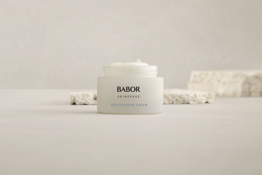 Babor Skinovage Moisturizing Cream in einem weißen Tiegel auf hellem Hintergrund.